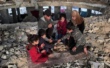 أسرة نازحة تتناول إفطار رمضان على أنقاض مسجد بغزة أسرة نازحة تتناول إفطار رمضان على أنقاض مسجد بغزة