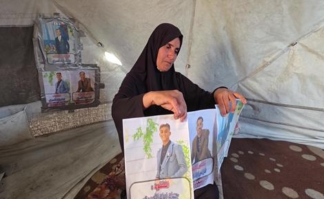 عائلة نازحة تفقد أبناءها بين شهيد وأسير ومفقود عائلة نازحة تفقد أبناءها بين شهيد وأسير ومفقود